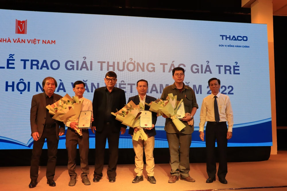 Ông Nguyễn Thọ Truyền (ngoài cùng bên phải), nhà văn Nguyễn Quang Thiều và nhà văn Nguyễn Một trao giải cho các tác giả trẻ. Ảnh: HÀ NGUYỄN