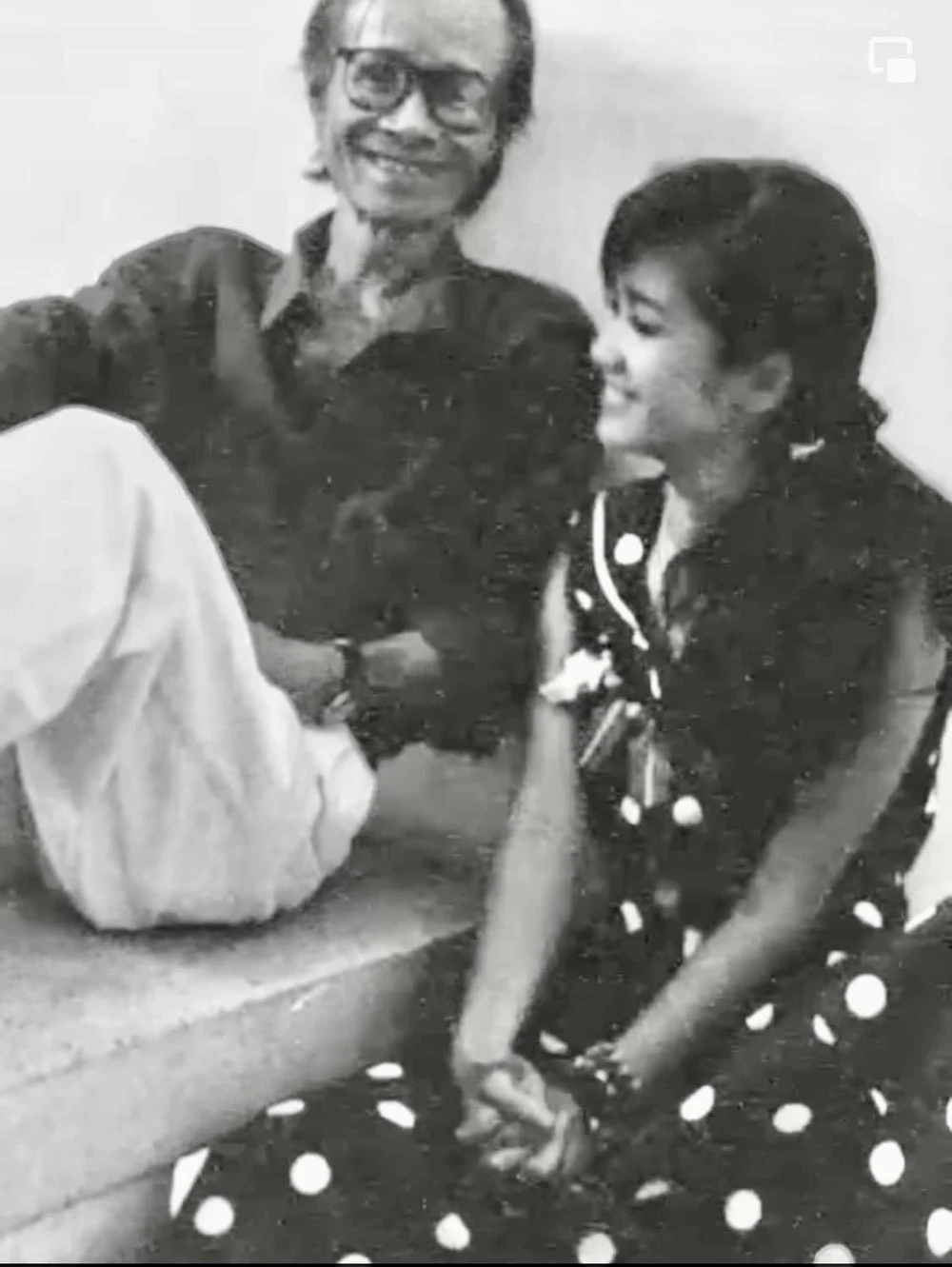 Ca sĩ Hồng Nhung và cố nhạc sĩ Trịnh Công Sơn. Ảnh: FB Hồng Nhung