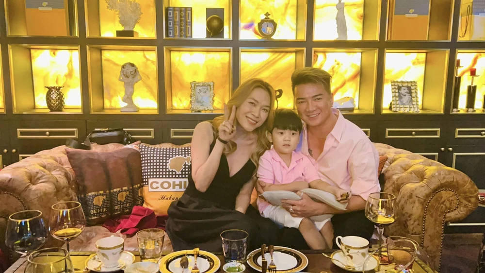 Mỹ Tâm cùng Đàm Vĩnh Hưng và con trai nuôi nam ca sĩ. Ảnh: FBNV