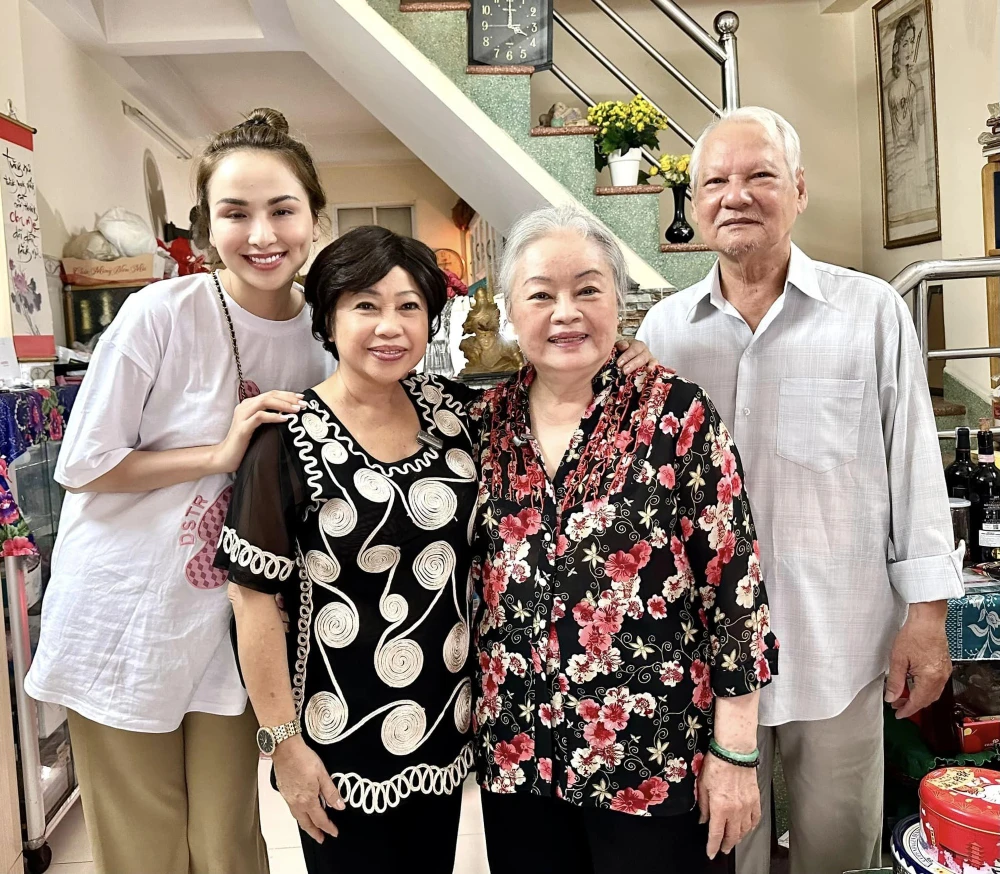 Phi Phụng cùng một số nghệ sĩ khác thăm nhà NSƯT Thanh Nguyệt. Ảnh: FBNV.