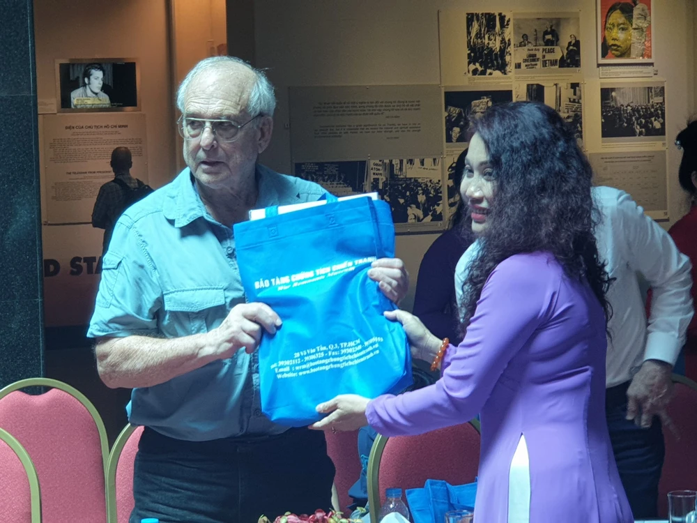 Bà Trần Xuân Thảo tặng sách kỷ niệm cho ông Ronald Haeberle. Ảnh: HÀ NGUYỄN
