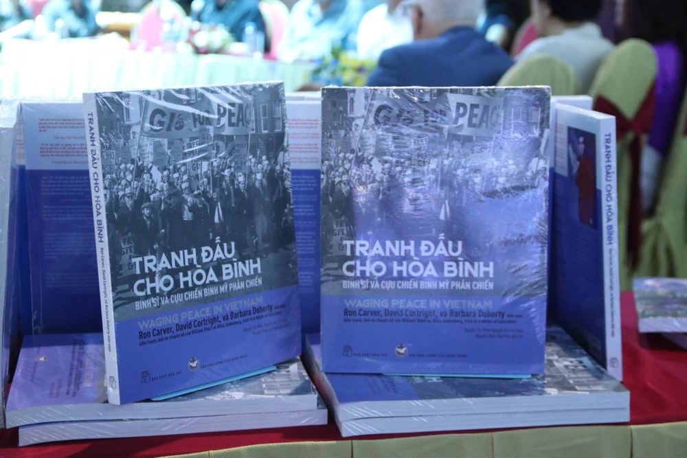 Tác phẩm Tranh đấu cho hoà bình được NXB Trẻ và Bảo tàng Chứng tích chiến tranh phối hợp xuất bản. Ảnh: HÀ NGUYỄN
