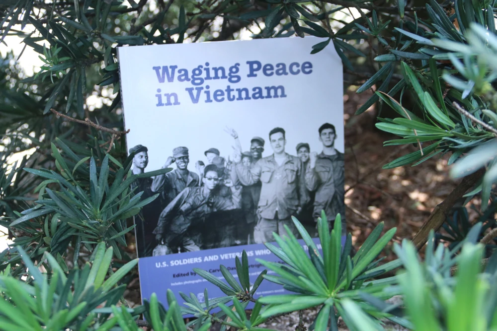 Bản tiếng Anh của ấn phẩm "Tranh đấu cho hoà bình". Ảnh: HÀ NGUYỄN