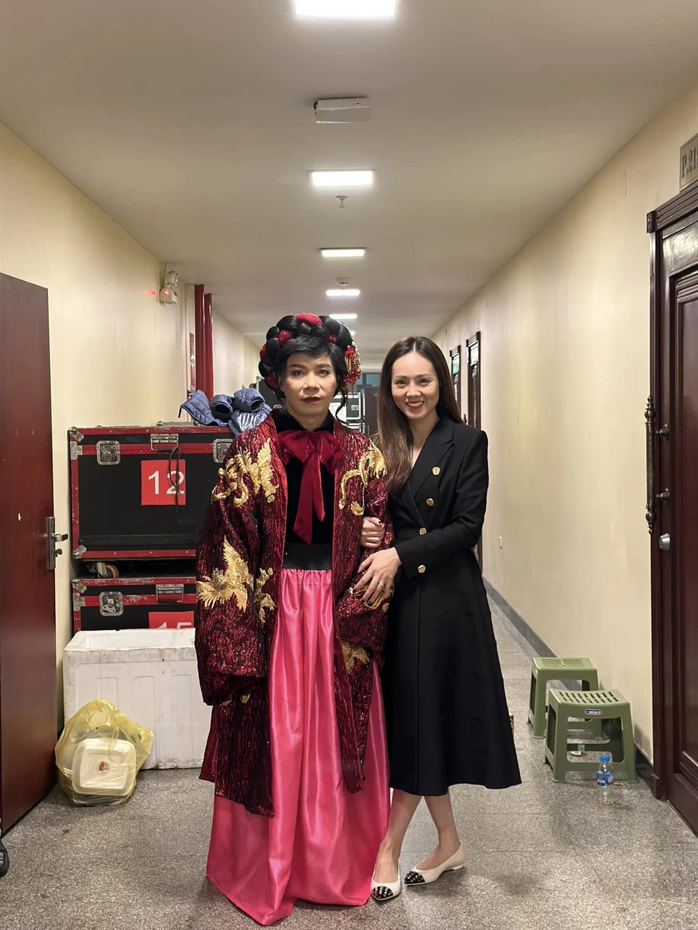 NSND Công Lý và bà xã trong chương trình Táo quân 2023. Ảnh: FBNV