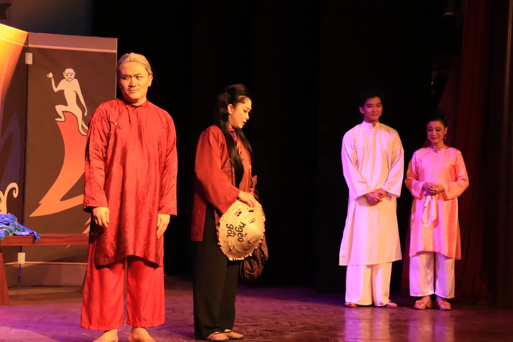 Tình cảm gia đình cũng được đề cao trong vở diễn. Ảnh: HÀ NGUYỄN Tình cảm gia đình cũng được đề cao trong vở diễn. Ảnh: HÀ NGUYỄN
