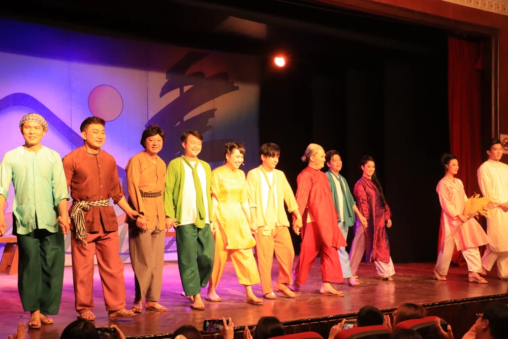 "Thuốc đắng giã tật" đã gần 20 năm vẫn được khán giả đón nhận nhiệt tình. Ảnh: HÀ NGUYỄN "Thuốc đắng giã tật" đã gần 20 năm vẫn được khán giả đón nhận nhiệt tình. Ảnh: HÀ NGUYỄN