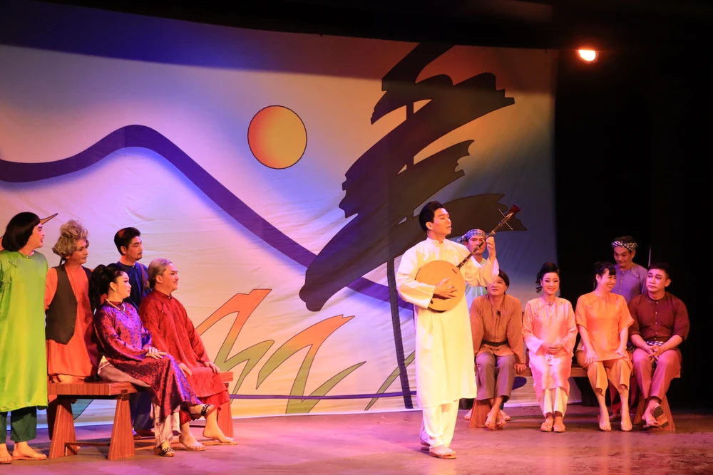 "Thuốc đắng giã tật" là câu chuyện của ông Mạnh (Đại Nghĩa) lúc nào cũng tự tưởng tượng mình bị bệnh. Chính vì điều này, ông đã tự "rước hoạ vào thân" khi liên tục tốn tiền cho lang băm, thậm chí là bị lừa bởi những tên nhòm ngó tài sản nhà ông. Ảnh: HÀ NGUYỄN "Thuốc đắng giã tật" là câu chuyện của ông Mạnh (Đại Nghĩa) lúc nào cũng tự tưởng tượng mình bị bệnh. Chính vì điều này, ông đã tự "rước hoạ vào thân" khi liên tục tốn tiền cho lang băm, thậm chí là bị lừa bởi những tên nhòm ngó tài sản nhà ông. Ảnh: HÀ NGUYỄN