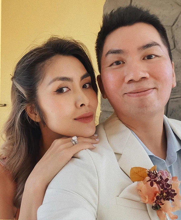 Tăng Thanh Hà (trái) và Giám đốc sáng tạo Nguyễn Hoàng Anh trong tiệc cưới Kathy Uyên. Ảnh: FB Nguyễn Hoàng Anh