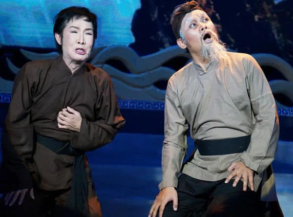 "Vai Lão Quý vở Hòn vọng phu. Vai diễn mơ ước mà anh đã truyền dạy cho em. Và hôm nay, em được vinh hạnh hoá trang lần cuối cho anh. Người anh lớn, cánh chim đầu đàn của thế hệ nghệ sĩ cải lương sau 1974. Em mãi nhớ ơn anh" - NSƯT Hữu Quốc xót xa.