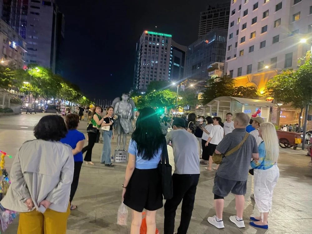 Nhân tượng nhận được sự chú ý của du khách tham quan Phố đi bộ Nguyễn Huệ. Ảnh: THỦY TÂM