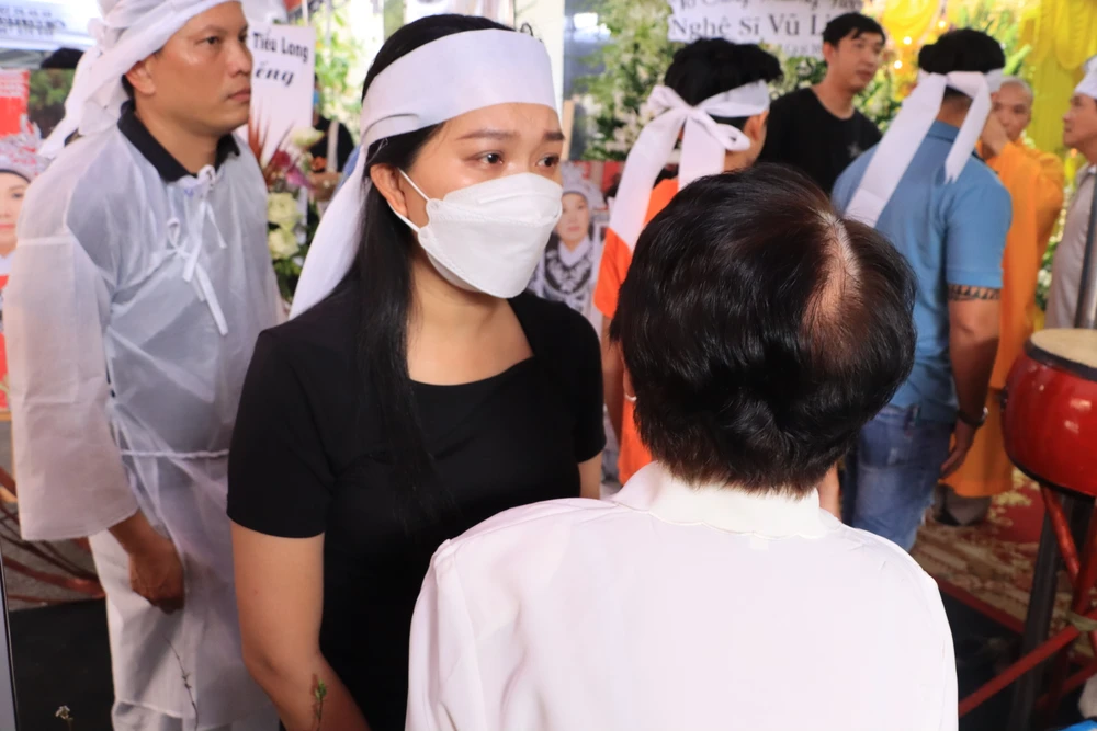 Ca sĩ Hồng Phượng tại tang lễ NSUT Vũ Linh. Ảnh: H.N