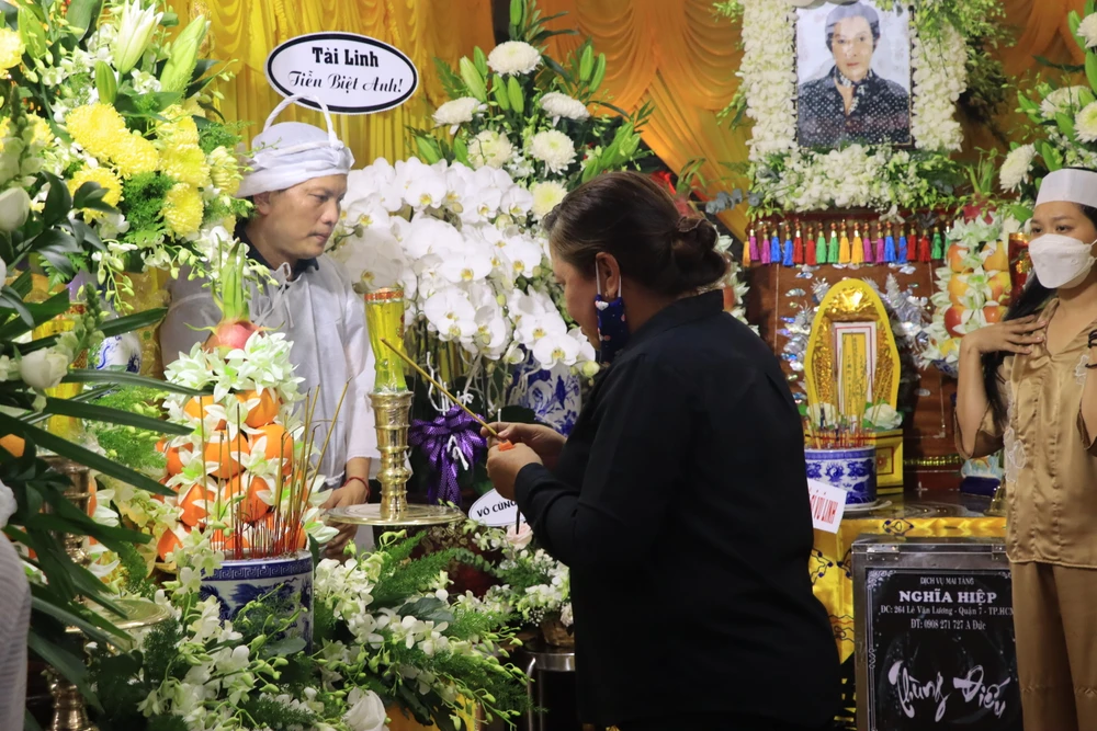 Nhiều khán giả đến thắp nén nhang cuối cùng cho người nghệ sĩ tài hoa. Ảnh: H.N