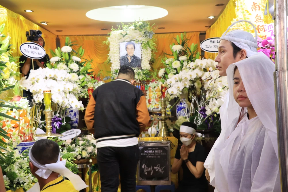 NSưT Vũ Linh và Bình Tinh thất thần chịu tang cha nuôi. Ảnh: HÀ NGUYỄN