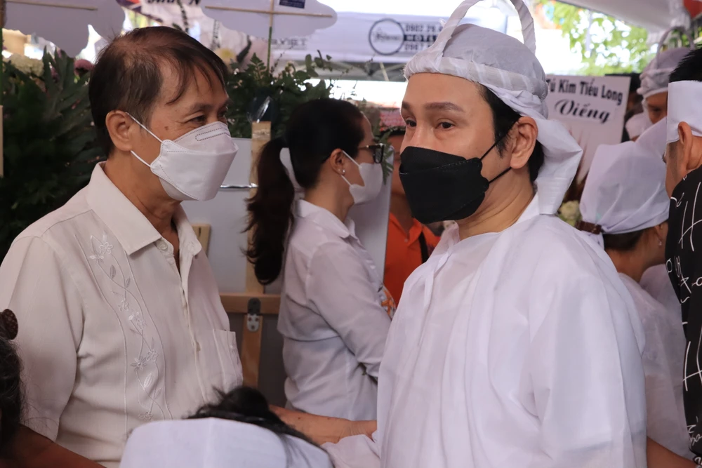 Vũ Luân tất bật tiếp khách tại tang lễ. Ảnh: H.N.