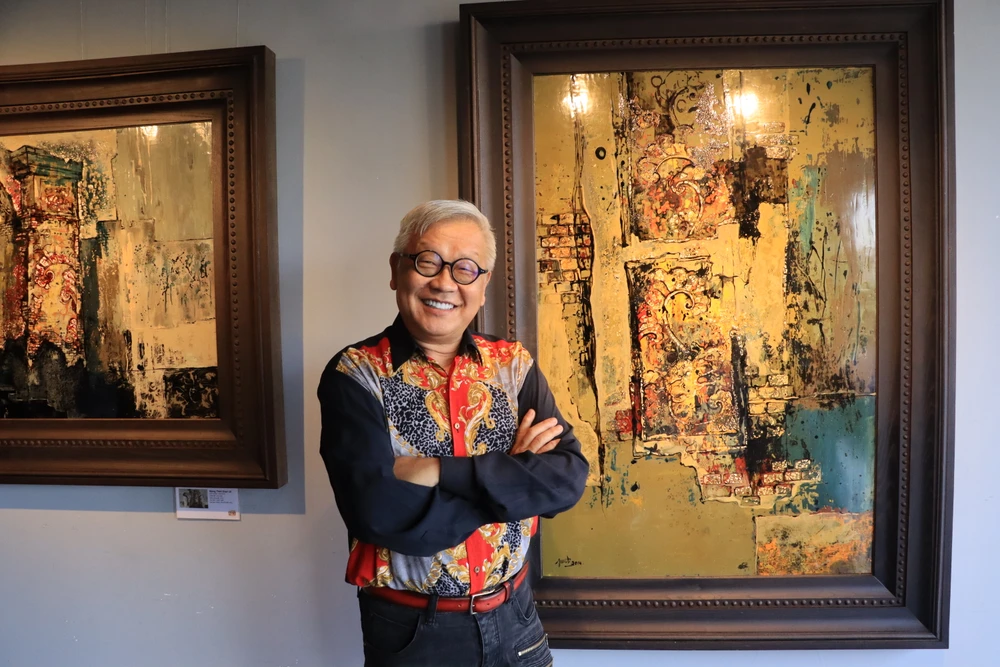 Nhà nghiên cứu Mỹ thuật Ngô Kim Khôi tại triển lãm "Bóng thời gian". Ảnh: HÀ NGUYỄN