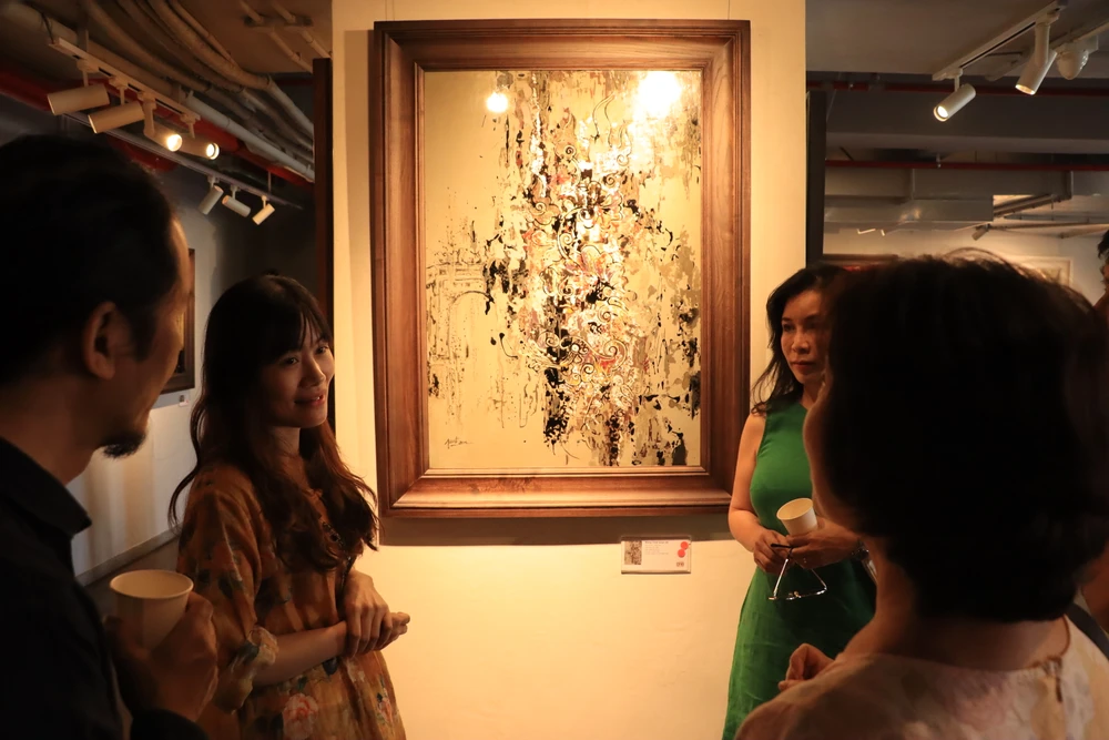 Hoạ sĩ Đặng Thị Phượng chia sẻ về tác phẩm của mình. Ảnh: HÀ NGUYỄN