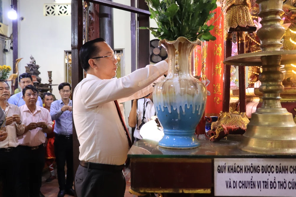 Ông Trần Thế Thuận, Giám đốc Sở VH&amp;TT TP.HCM dâng hương cùng các lãnh đạo đình. Ảnh: HÀ NGUYỄN.
