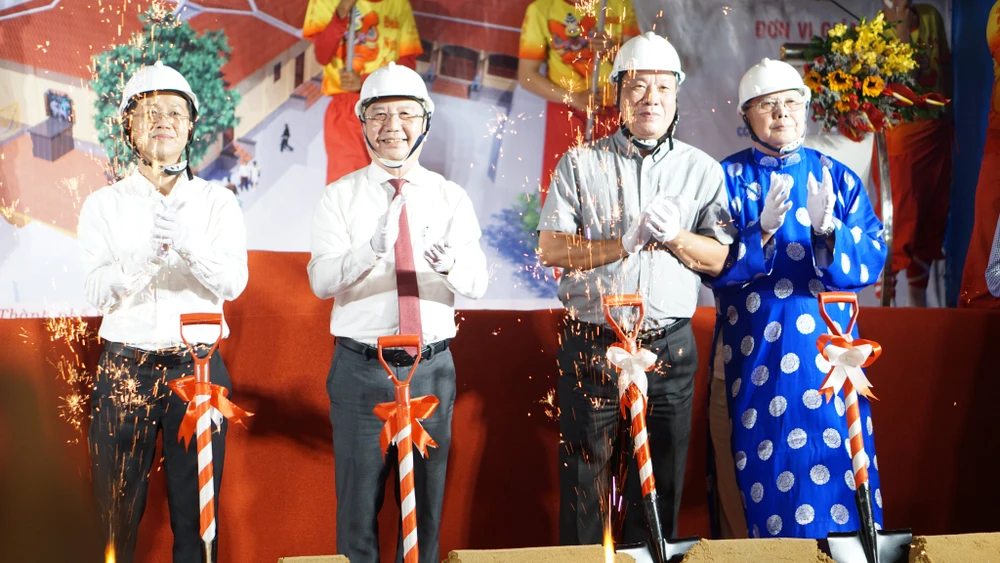 Các đại biểu thực hiện nghi thức khởi công. Ảnh: HÀ NGUYỄN