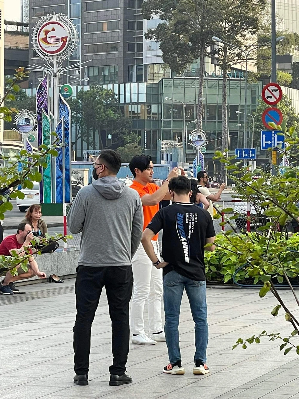 Choi Si Won được fan chụp lại khi đi dạo trên phố Đi bộ Nguyễn Huệ. Ảnh: SJVN - Super Junior Vietnamese fanpage