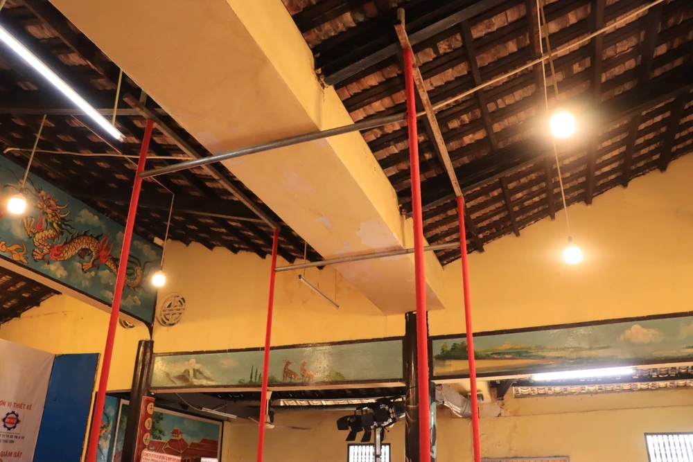 Cột, rường của đình Chí Hoà đã xuống cấp, được gia cố bằng các khung sắt. Ảnh: HÀ NGUYỄN