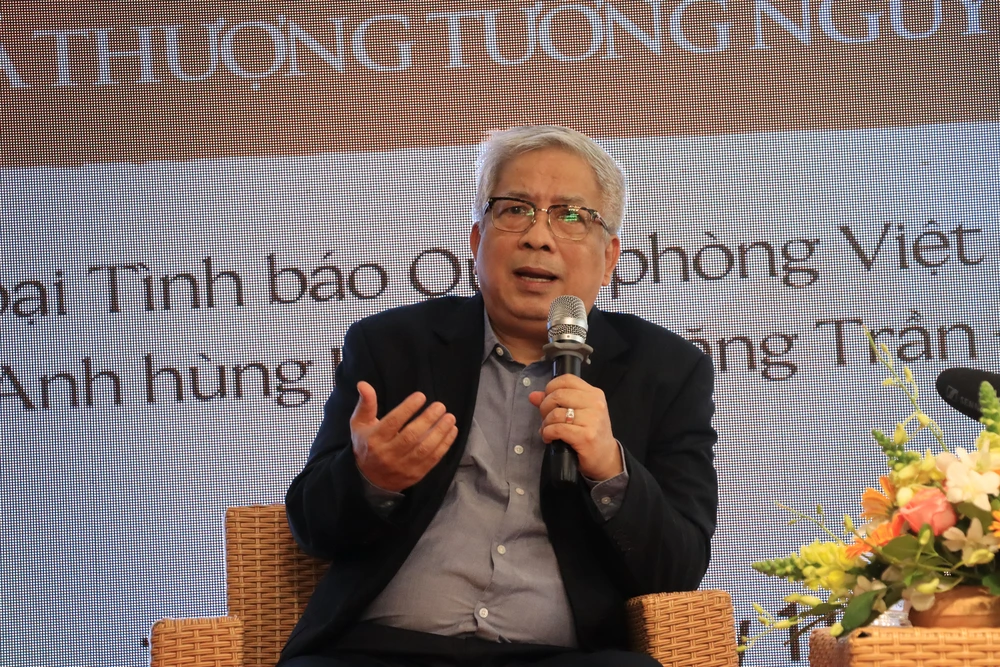 " Trong cuộc sống có rất nhiều công việc đến với mình, có việc đem lại rất nhiều lợi ích, rất đáng tự hào nhưng còn những việc không tên rất nhỏ không có lợi ích gì cho mình nhưng nếu là cần thì mình phải toàn tâm toàn ý làm cho tốt nhiệm vụ dù là nhỏ nhất" - Thượng tướng Nguyễn Chí Vịnh bày tỏ. Ảnh: HÀ NGUYỄN