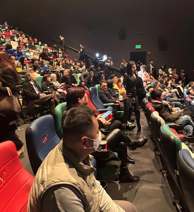 Trấn Thành cập nhật hình ảnh suất chiếu Nhà bà Nữ nhộn nhịp tại Mỹ. Ảnh: FBNV Trấn Thành cập nhật hình ảnh suất chiếu Nhà bà Nữ nhộn nhịp tại Mỹ. Ảnh: FBNV