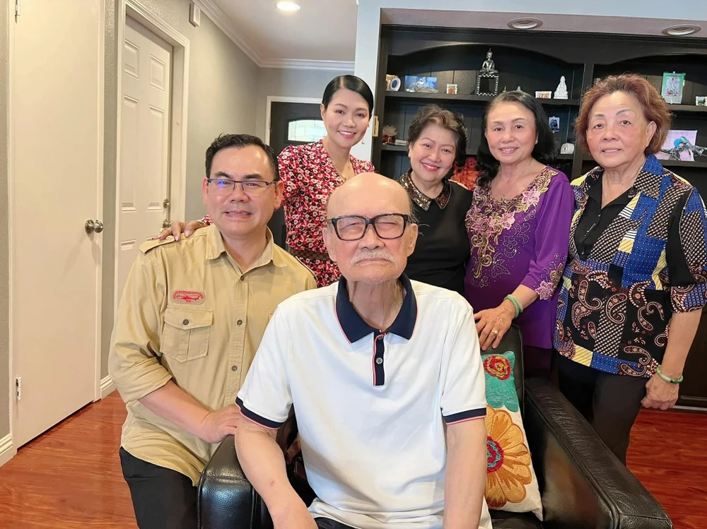 "Bác Hai Diệp Lang yêu kính của con ơi, bây giờ nhóm chị em bạn đạo, nhóm thiền của chúng con sẽ ngồi hộ niệm A Di Đà Phật từ bên Việt Nam gửi lòng kính yêu sang đất Mỹ đưa bác về Phật Quốc. Và cho gia đình con thành kính phân ưu cùng cô Phong và toàn thể gia đình ta ạ"- Ngọc Huyền viết. "Bác Hai Diệp Lang yêu kính của con ơi, bây giờ nhóm chị em bạn đạo, nhóm thiền của chúng con sẽ ngồi hộ niệm A Di Đà Phật từ bên Việt Nam gửi lòng kính yêu sang đất Mỹ đưa bác về Phật Quốc. Và cho gia đình con thành kính phân ưu cùng cô Phong và toàn thể gia đình ta ạ"- Ngọc Huyền viết.