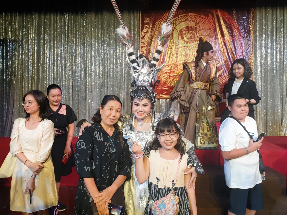 Cô Nhung và con gái chụp ảnh cùng NSƯT Tú Sương. Ảnh: HÀ NGUYỄN