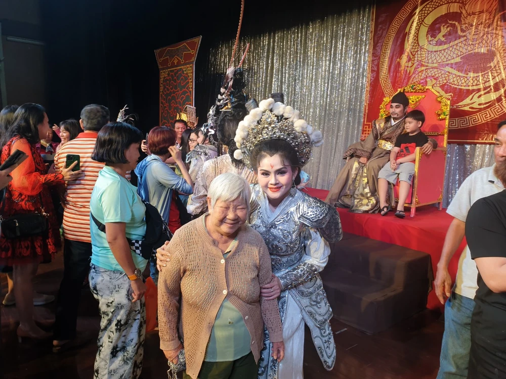 Nhiều khán giả lớn tuổi đến thưởng thức vở cải lương . Ảnh: HÀ NGUYỄN