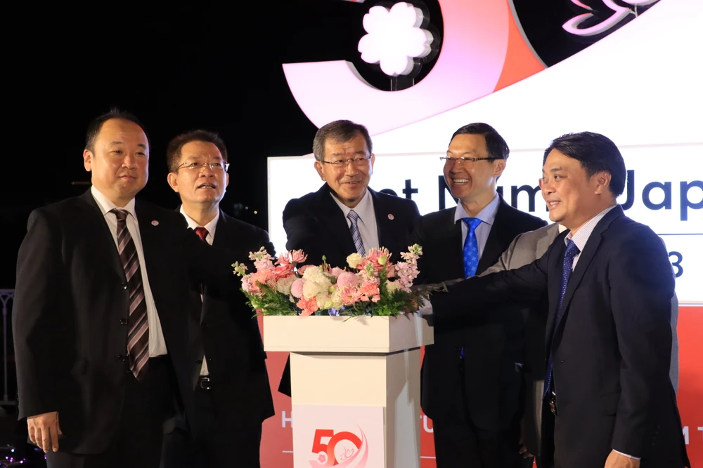 Các đại biểu thực hiện nghi thức khai mạc. Ảnh: HÀ NGUYỄN