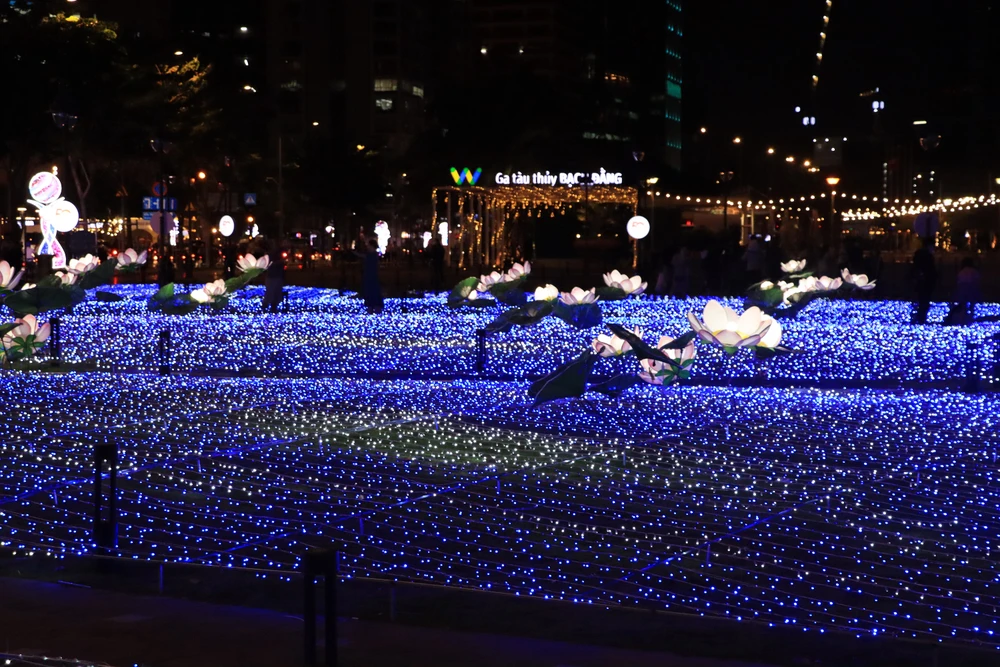 Cánh đồng đèn hoa sen tại công viên bến Bạch Đằng, quận 1, TP.HCM. Ảnh: H.N