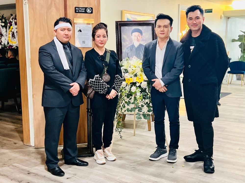 Diệp Tiên (con trai NSND Diệp Lang) cùng các NS đến viếng cha của mình.