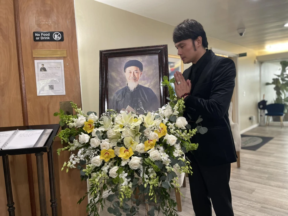 Nghệ sĩ Kim Tiểu Long chia sẻ: "Vĩnh biệt ba Diệp Lang. Đến giây phút này, con vẫn nhớ hết những lời tâm sự mà ba chỉ dạy. Con sẽ ghi nhớ suốt đời. Thương nhớ ba nhiều". Ảnh: FBNV