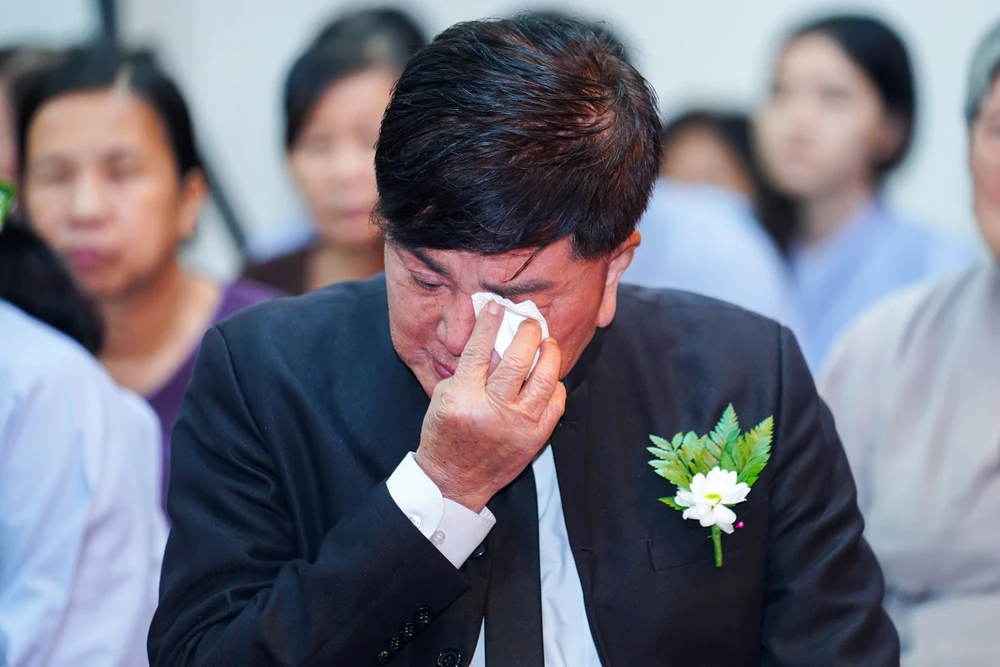 NSƯT Châu Thanh bật khóc trong giây phút tụng kinh cầu siêu cho cố nghệ sĩ Diệp Lang. Ảnh: X.P