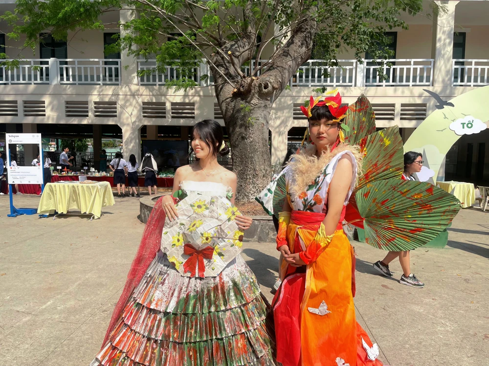 Phạm Bùi Hương An và Đỗ Nguyên Phát trong bộ trang phục tái chế. Ảnh: THUỶ TÂM