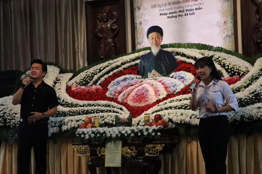 Vợ chồng nghệ sĩ Lê Tứ - Hà Như hát tiễn biệt NS Diệp Lang. Ảnh: H.N