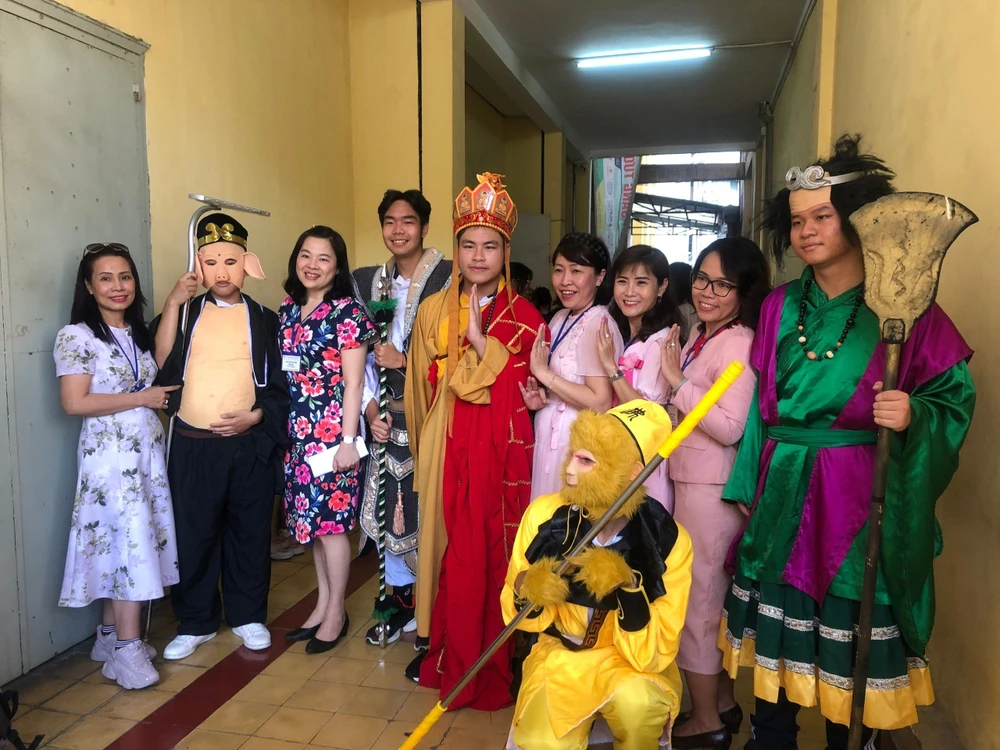 Các thầy cô chụp ảnh lưu niệm với màn hóa trang của các học sinh. Ảnh KHÁNH TRÚC