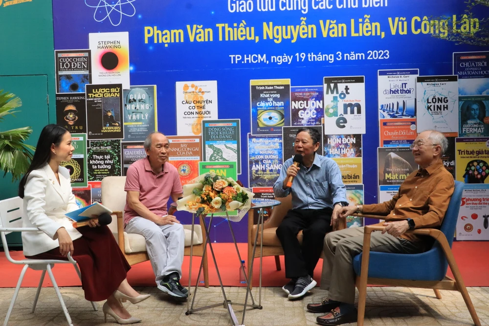 Từ trái sang: ông Nguyễn Văn Liễn, Phạm Văn Thiều và Vũ Công Lập tại buổi giao lưu của NXB Trẻ. Ảnh: HÀ NGUYỄN