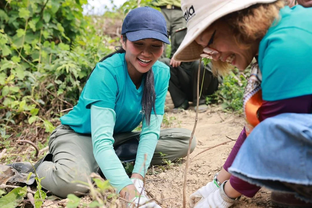 H'Hen Niê cùng mọi người bới đất, trồng cây. Ảnh: FBNV