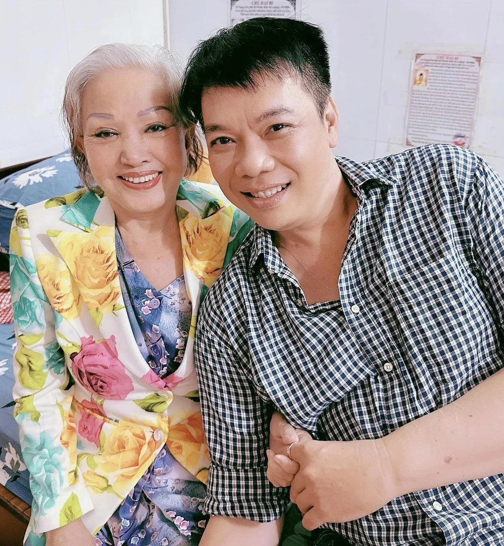 Nghệ sĩ Hồng Nga và con trai nuôi, ca sĩ Vỹ Khang. Ảnh: FBNV