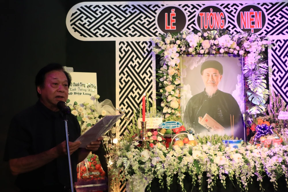 NSND Trần Ngọc Giàu, Chủ tịch Hội Sân khấu TP.HCM đọc văn điếu tưởng niệm nghệ sĩ Diệp Lang. Ảnh: HÀ NGUYỄN