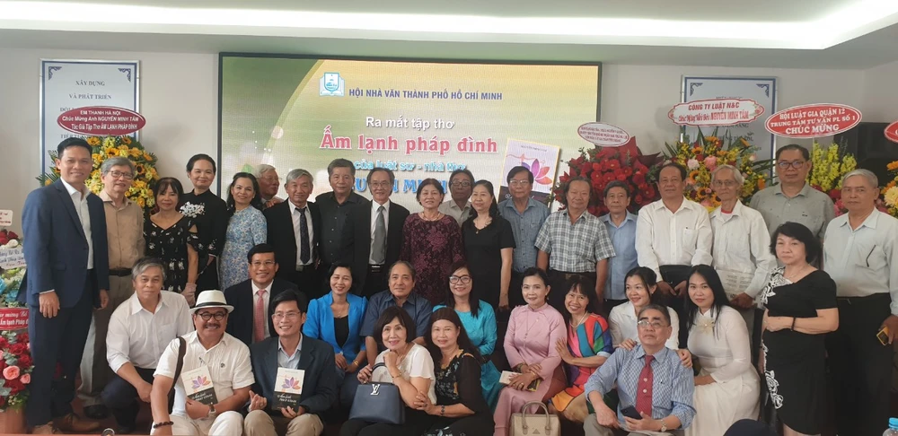 Đông đảo bạn bè luật sư, văn chương đến chúc mừng luật sư, nhà thơ Nguyễn Minh Tâm