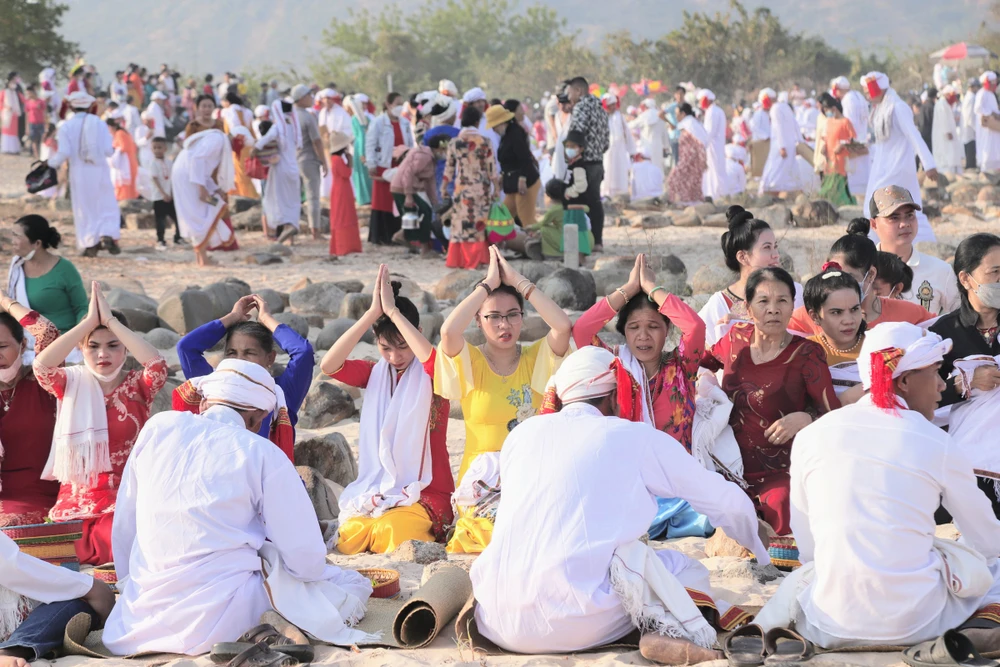 Sau kinh Phua Tihah được đọc, con cháu dòng tộc sẽ cầu nguyện chắp tay giơ cao vái lạy sát đất 3 lần khẩn rước tổ tiên về nhà ăn Mukkei...