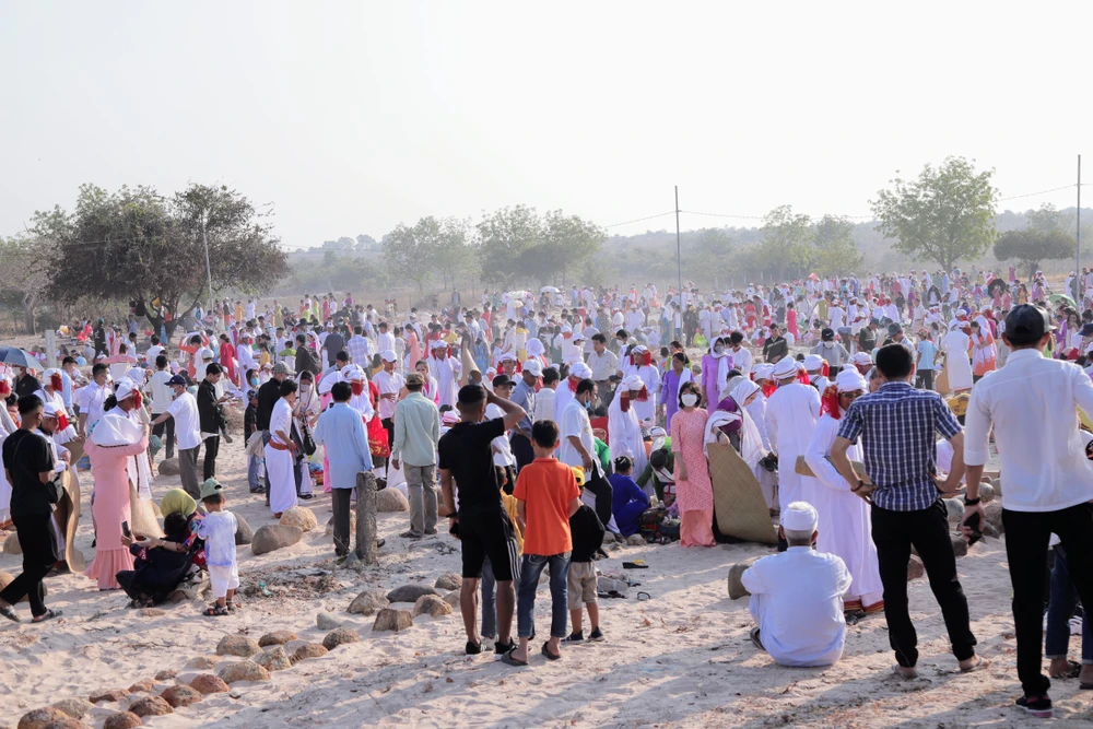 Làng Chăm Văn Lâm tưng bừng vào mùa lễ Ramưwan. Ảnh: NÚI XANH