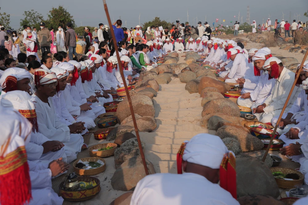 Các Po Acar cầu kinh vẩy nước thánh lên đá.