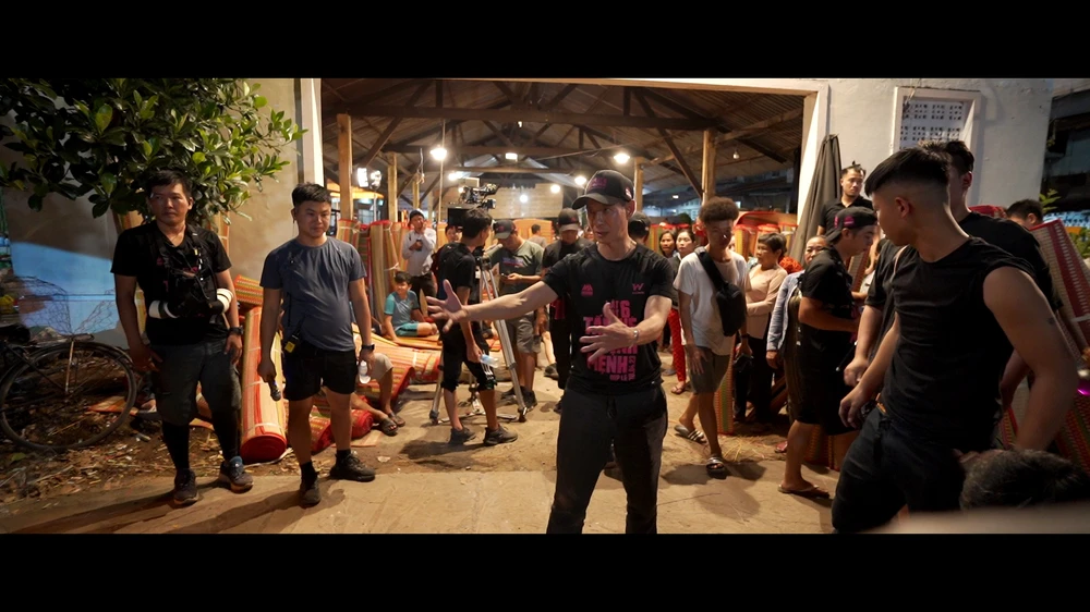 Lý Hải trong hậu trường phục dựng chợ chiếu. Ảnh: ĐPCC