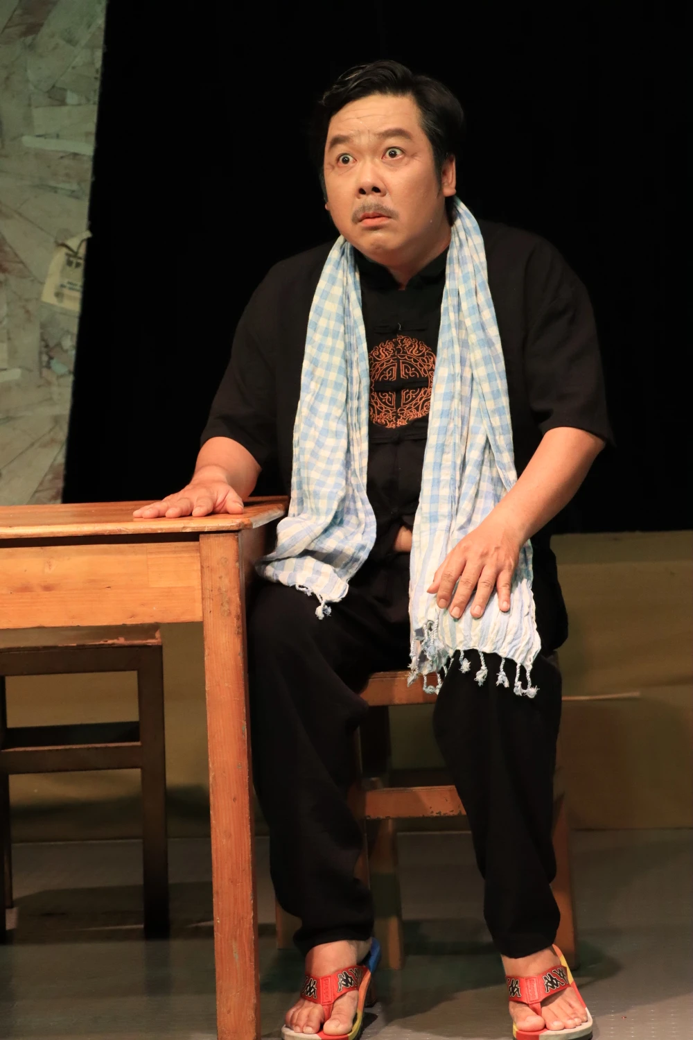 Không chỉ bằng những câu thoại, cử chỉ hành động đạo diễn Chánh Trực cũng phát huy thế mạnh diễn bằng nét mặt khiến khán giả cười nghiêng ngả. Ảnh: HÀ NGUYỄN