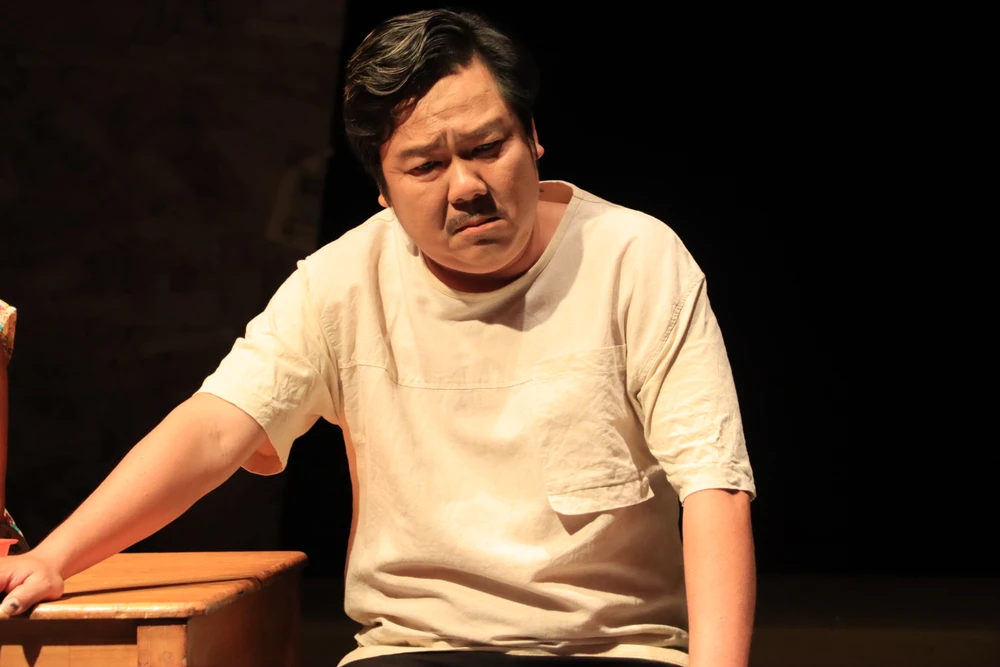 Bên cạnh việc đem lại tiếng cười, đạo diễn Chánh Trực cũng đã khiến khán giả nao lòng với câu chuyện gia đình bị phá nát bởi nghệ thuật của nhân vật ông Tư. Có thể nói, dù diễn hài hay bi nam đạo diễn cũng khiến khán giả bị "hút hồn".