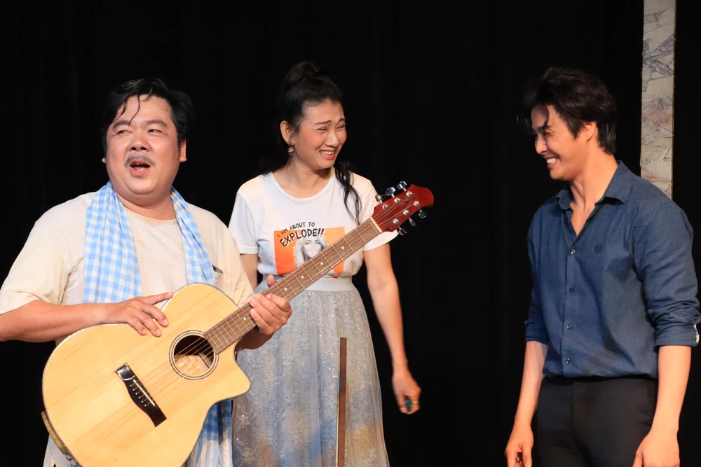 Đạo diễn Chánh Trực, NSƯT Mỹ Uyên và Võ Minh Lâm tung hứng trong vở "Trời trao của lạ". Ảnh: HÀ NGUYỄN