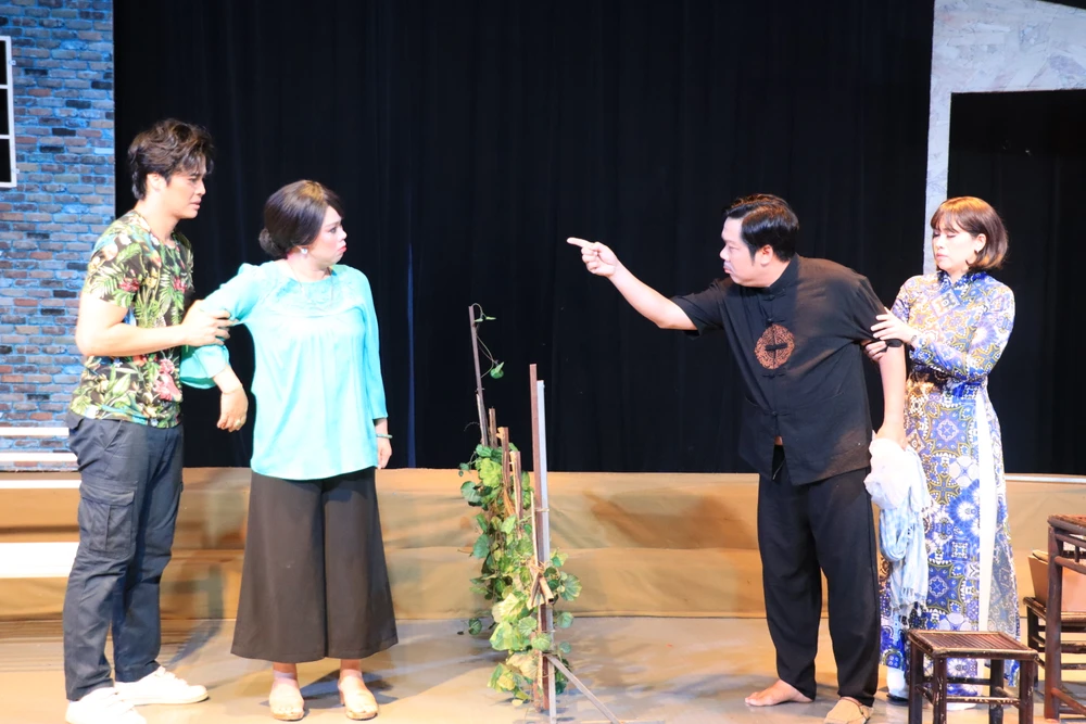 "Trời trao của lạ" nói về câu chuyện tình làng nghĩa xóm.